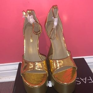 BRAND NEW GOLD FASHION NOVA HEELS